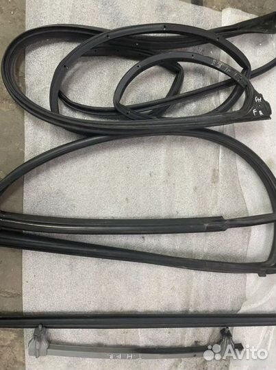 Уплотнитель двери передний правый Toyota Hilux