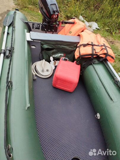 Лодка надувная двухместная с мотором
