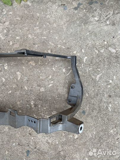 Кронштейн левой фары Audi V8