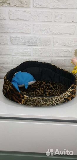 Лежанка и наряды для питомца