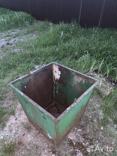 Уличный мусорный бак