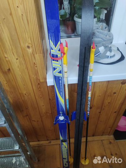 Лыжи с лыжными ботинками и палками