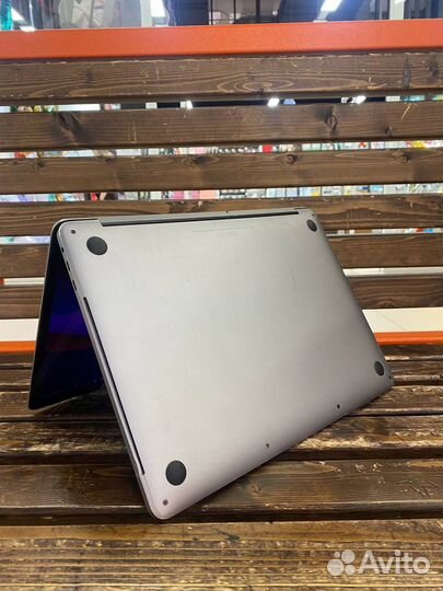 Apple MacBook Pro 13 2017 touch bar