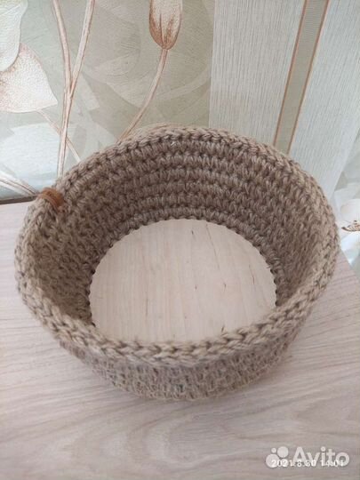 Корзина из джута с деревянным донышком