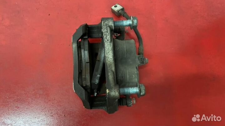 Суппорт передний левый Nissan Fuga Y51