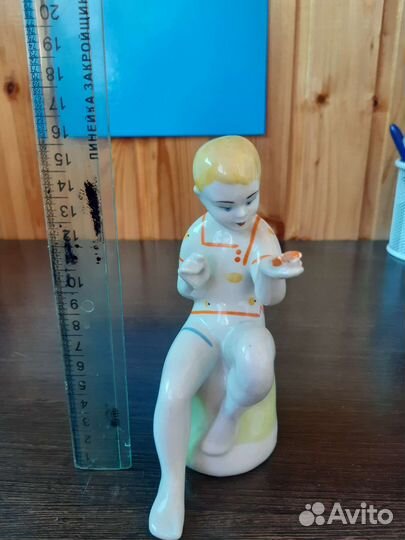 Фарфоровая статуэтка Мальчик с бабочкой Полонное