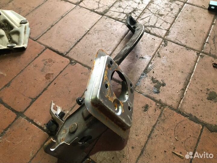 Педаль тормоза Mitsubishi Lancer седан 4G18 2005