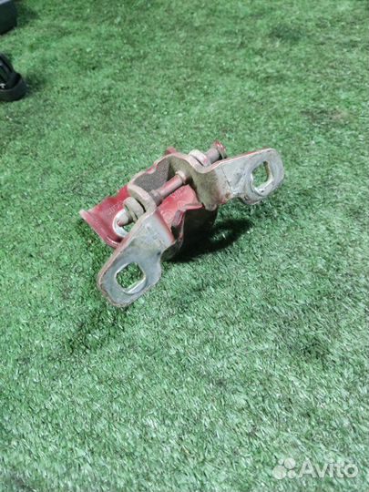Петля двери Renault Sandero