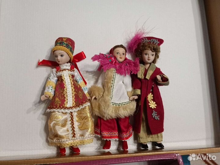 Коллекция фарфоровых кукол