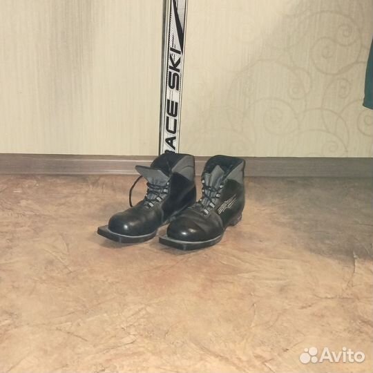 Лыжные ботинки и лыжи