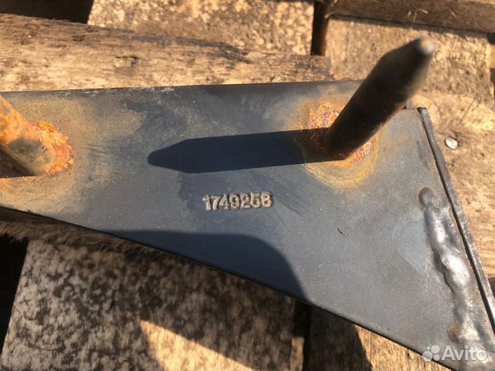 1749258 Кронштейн бокового спойлера лев. Скания