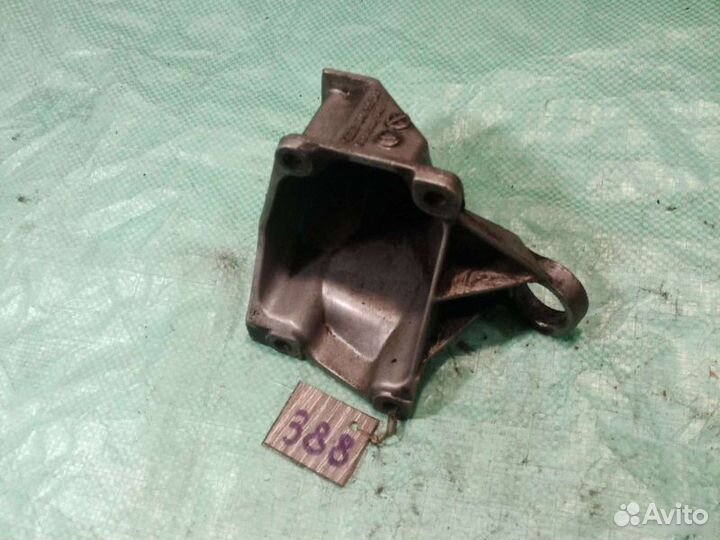 Опора кпп правая Audi A6 седан 2.0I 1995