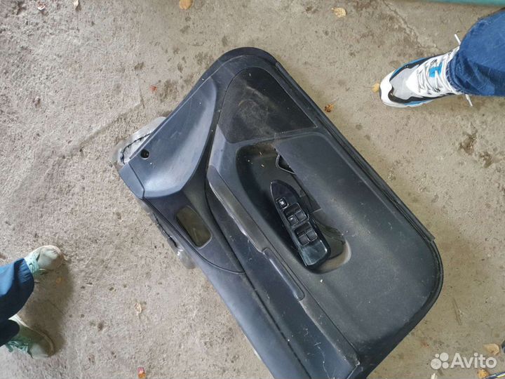 Обшивка двери водительская на лансер 9