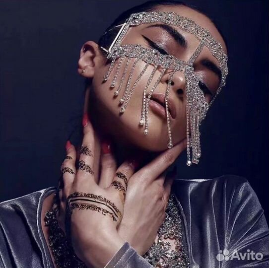 Маска из кристаллов и страз