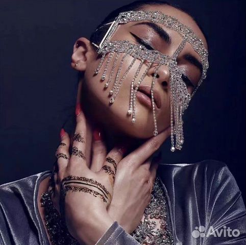 Маска из кристаллов и страз