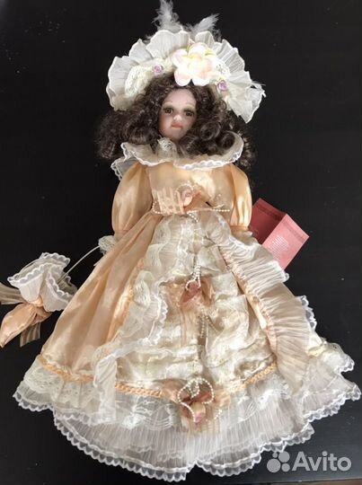 Кукла фарфоровая