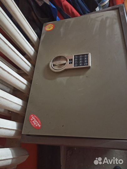 Сейф металлический