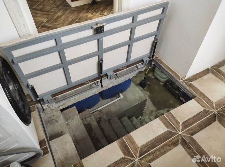 Люк невидимка в подвал с амортизаторами