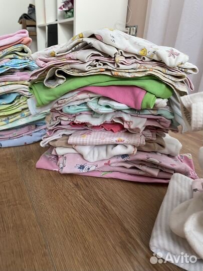 Две коробки детской одежды груднички