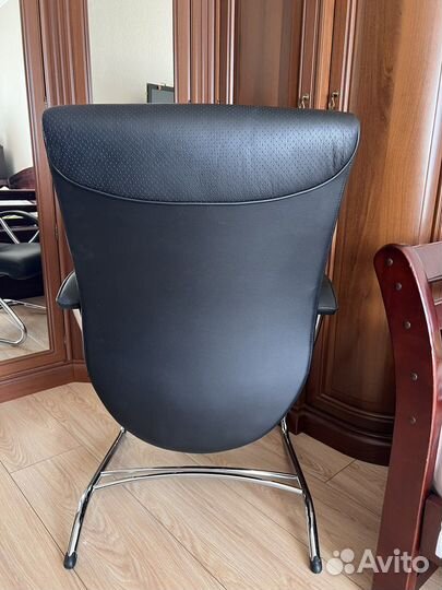 Офисное кожаное кресло