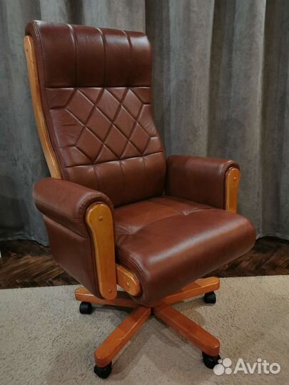 Кожаное кресло руководителя новое