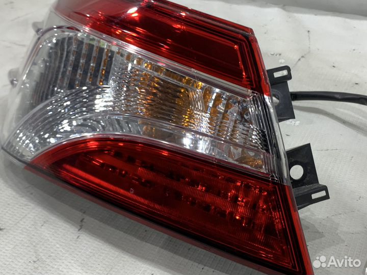Фонарь задний левый Toyota Camry 70