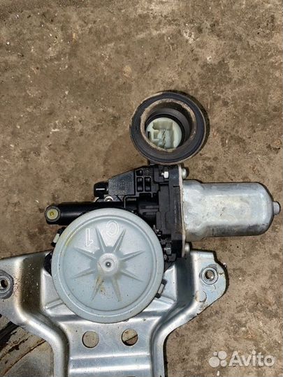 Стеклоподъемник передний правый Suzuki Swift