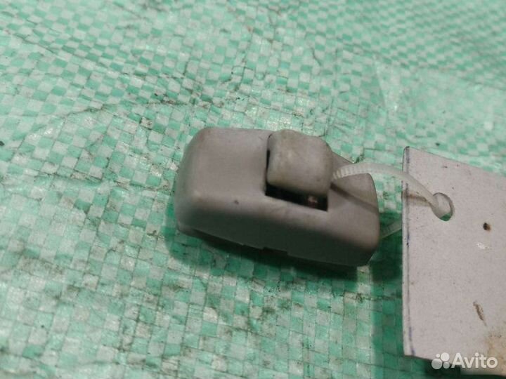 Крючок солнцезащитного козырька Audi A6 седан 2.6I