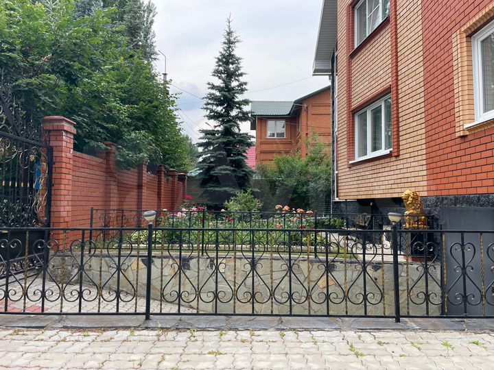 Коттедж 271,8 м² на участке 7,5 сот.