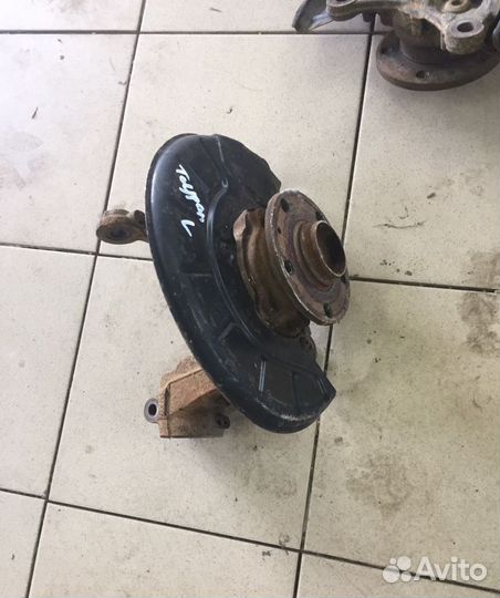 Кулак поворотный левый VW Volkswagen Touran