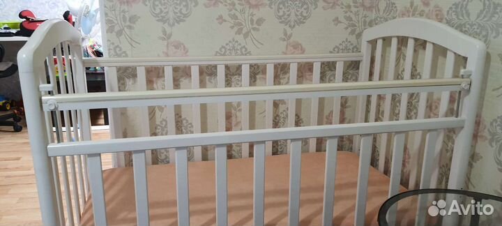 Детская кроватка с маятником белая, комод