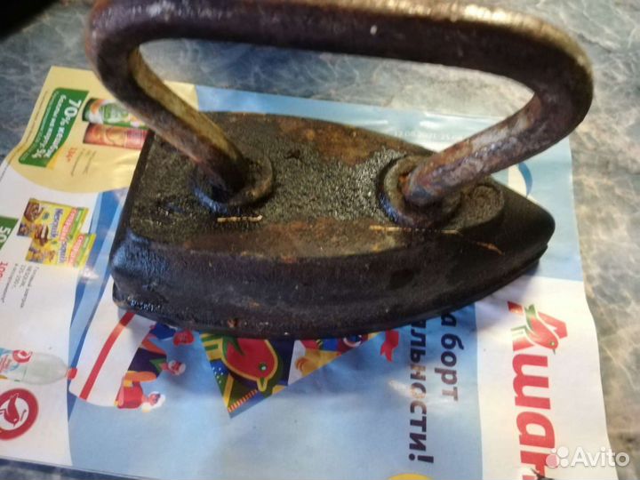 Старый утюг чугунный