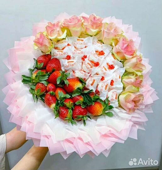 Букет из Рафаэлло и клубники