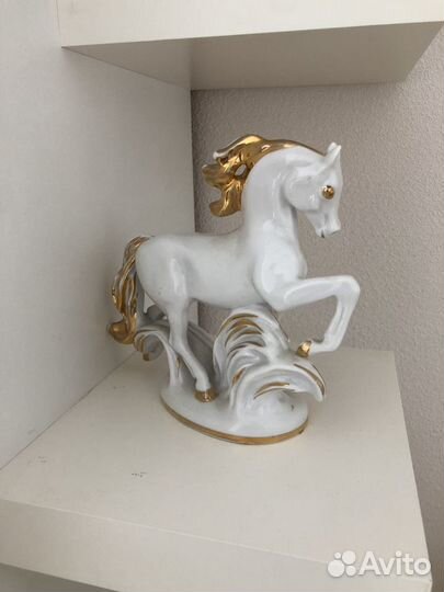 Статуэтка конь