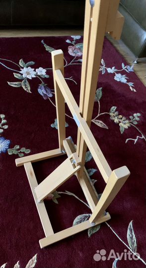 Мольберт, кисти, мастихины, холсты