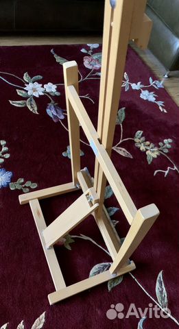 Мольберт, кисти, мастихины, холсты