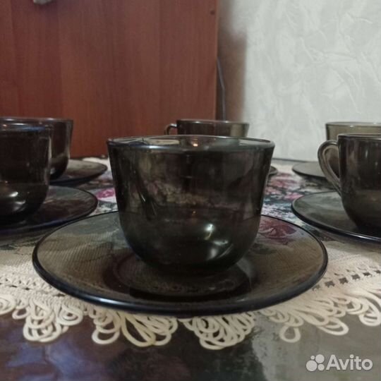 Кофейные чашки с блюдцами