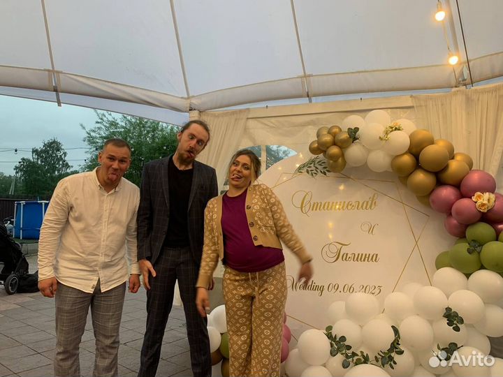 Ведущий мероприятий сценарист Арсений Митин