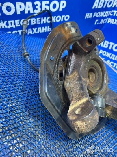 Передний правый поворотный кулак Opel Vectra B