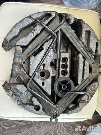 Домкрат штатный