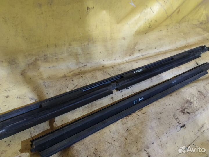 Уплотнитель стекла двери Cadillac SRX 2003-2009