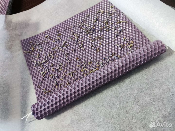 Свеча из вощины (воск) с лавандой