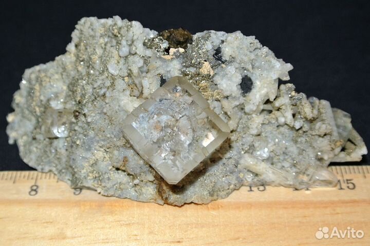 Флюорит, пирротин, кварц, пирит, сидерит. Лот№1065