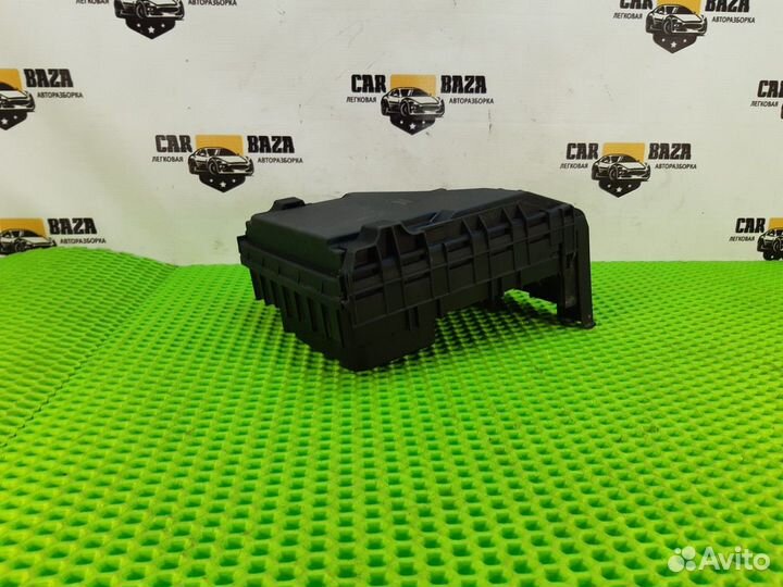 Блок предохранителей подкапотный Volkswagen Tiguan