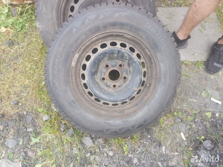 Bridgestone Blizzak Spike-01 205/70 R15