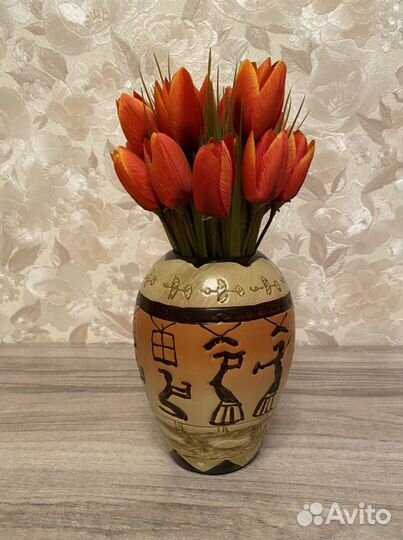 Ваза с искуственными тюльпанами