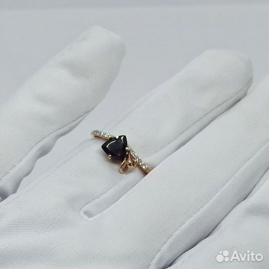 Золотое кольцо с фианитом 17р