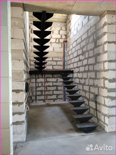 Металлическая лестница на второй этаж