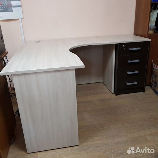 Офисная мебель. Угловой письменный стол. Тумба