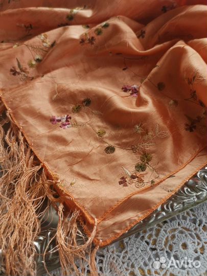 Вышитый палантин Персик